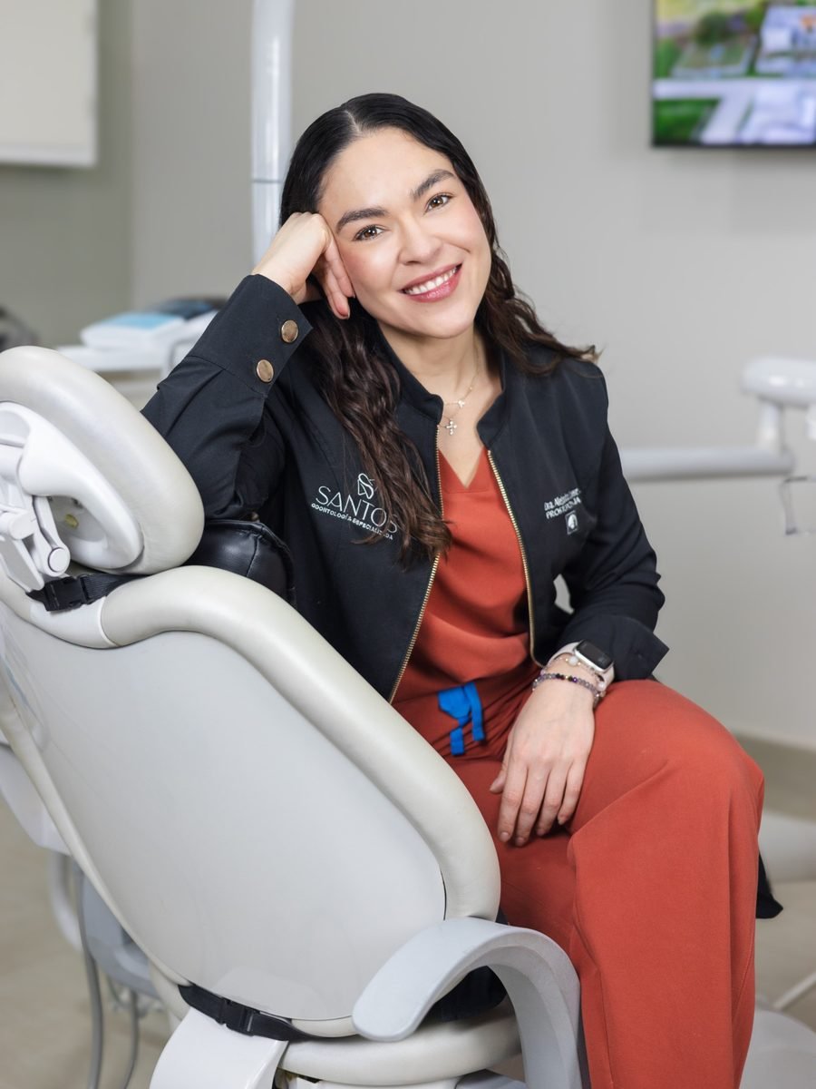 Dra. Alejandra López Santos in the treatment room at Santos Dental