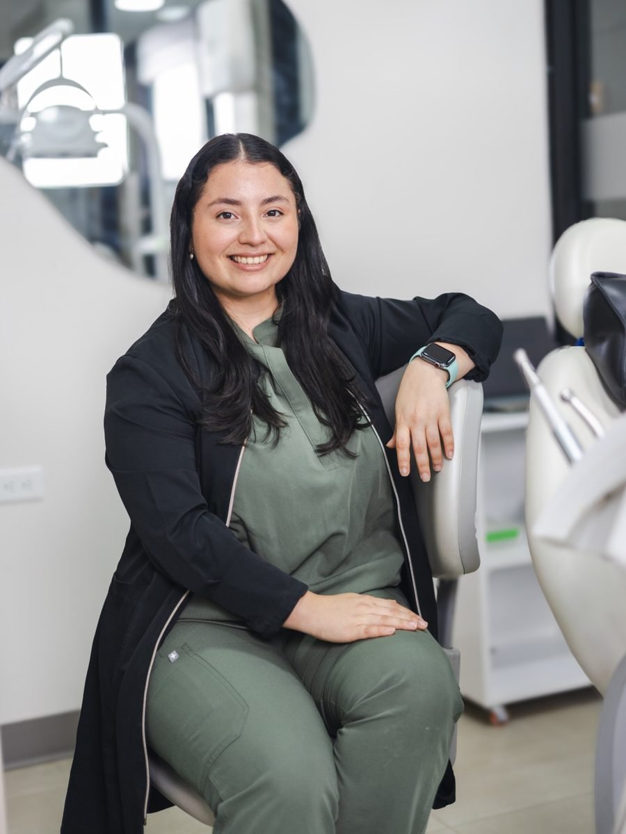 Dra. Mónica Sánchez en su consultorio de Santos Dental